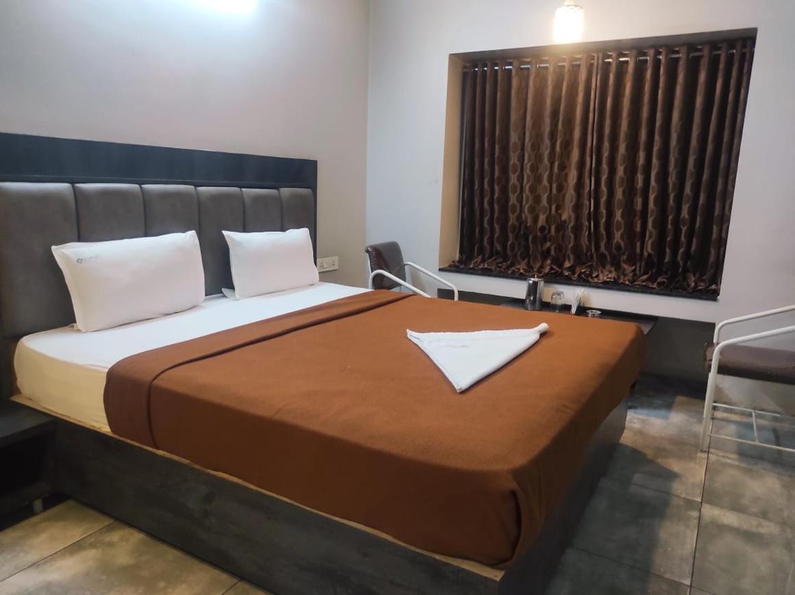 Hotel Vrindavan Deluxe Kolhapur Exterior foto