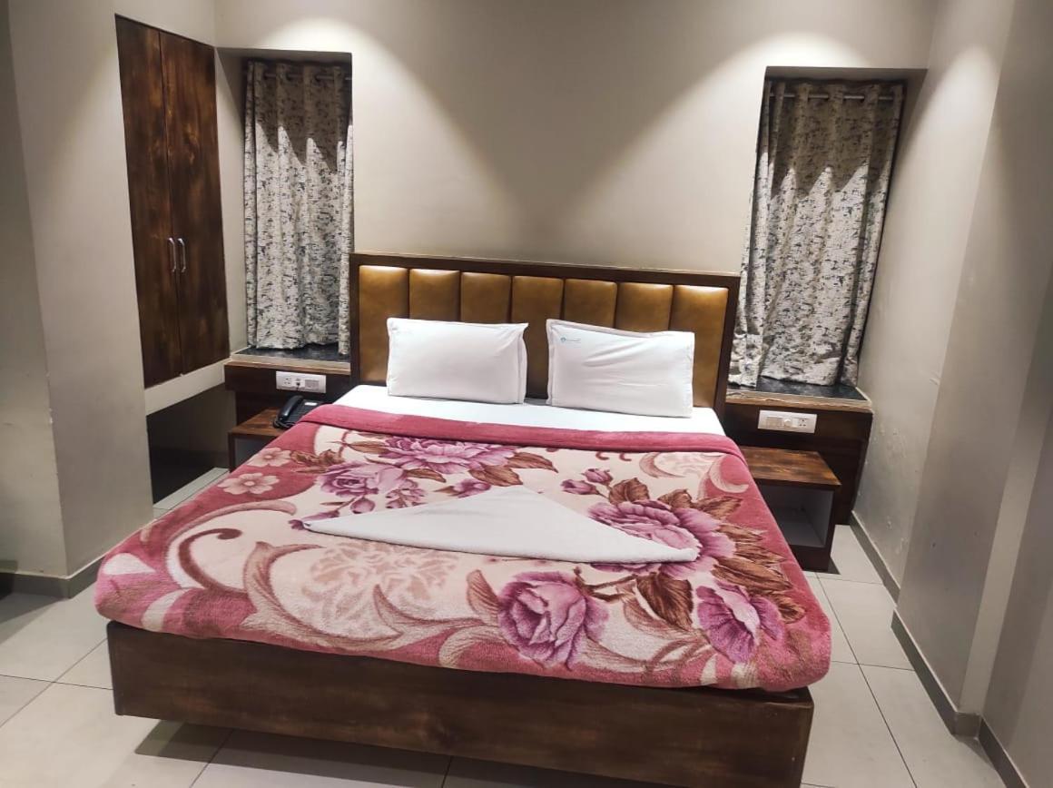 Hotel Vrindavan Deluxe Kolhapur Exterior foto