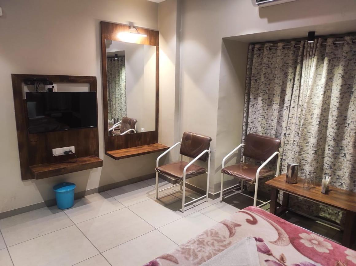 Hotel Vrindavan Deluxe Kolhapur Exterior foto