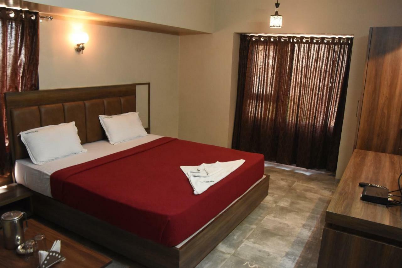 Hotel Vrindavan Deluxe Kolhapur Exterior foto